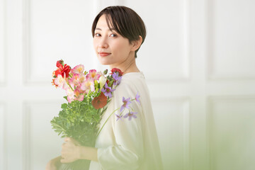 花を持つ女性