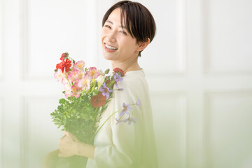 花を持つ女性