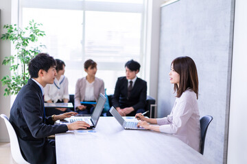 商談をする男女のビジネスパーソン