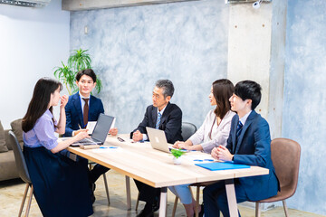 オフィスで会議をするビジネスパーソン