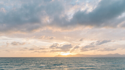 Fototapeta na wymiar Sonnenaufgang am Strand mit pastellfarbenem Himmel 