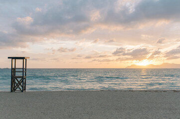 Fototapeta na wymiar Sonnenaufgang am Meer mit hellblauen Wolken horizontal