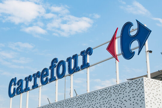 Carrefour supermarket store logo