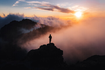 Silhouette eines Mannes mit Blick auf die Landschaft während des Sonnenuntergangs