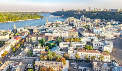 Kiewer Stadtbild Luftdrohnenansicht, Fluss Dnipro, Innenstadt und Skyline des historischen Viertels Podol von oben, Stadt Kiew und Dnjepr, Ukraine