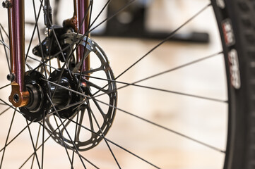 velo cycle bicyclette roue cycliste electrique energie environnement mobilité freins disque - obrazy, fototapety, plakaty