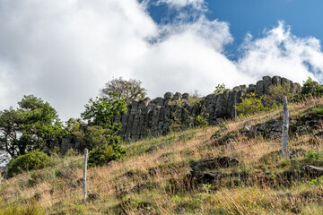 Orgues de basalte suite d'une &eacute;ruption volcanique en haut du chemin de randonn&eacute;e de la pini&egrave;re dans le puy de d&ocirc;me