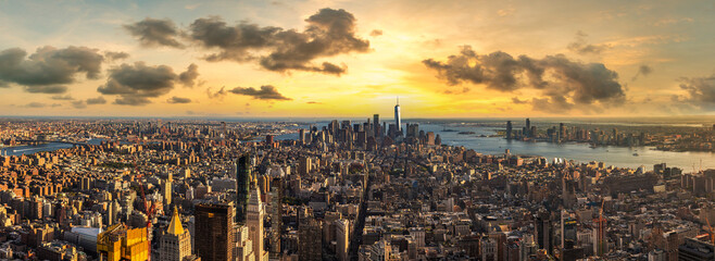 Obraz na płótnie Canvas Aerial view of Manhattan at sunset