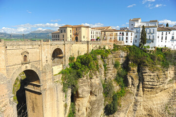 Puente Nuevo sobre el Tajo de Ronda, una de las ciudades monumentales mas bonitas de Andalucía, España 