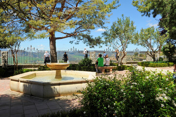 Plaza de María Auxiliadora con mirador sobre el Tajo de Ronda, provincia de Málaga, España....