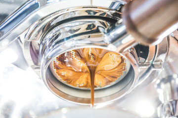 espresso coffee extraction of of a bottomless filter