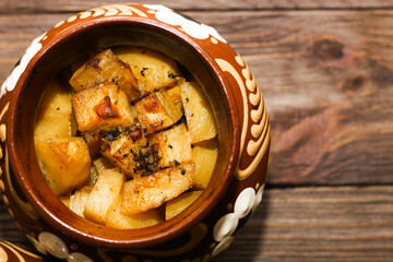 Roast with mushrooms cooked in traditional pots in the oven.