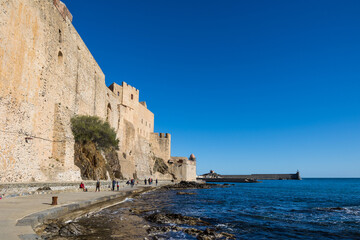 Vue sur le Ch&acirc;teau Royal et l&rsquo;&Eacute;glise Notre-Dame-des-Anges &agrave; Collioure (Occitanie, France)