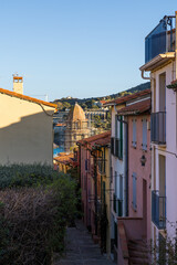 Paysage de Collioure depuis les ruelles du centre-historique (Occitanie, France)