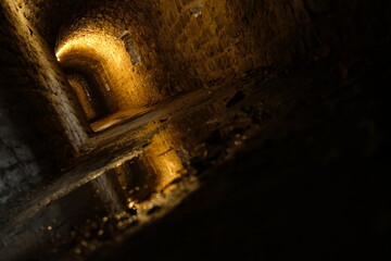Geheimgang alt Tunnel Burg Gefängnis Kerker Verließ unterirdisch ausgehöhlt Licht Fluchtweg