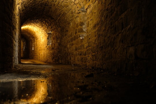 Geheimgang alt Tunnel Burg Gef&auml;ngnis Kerker Verlie&szlig; unterirdisch ausgeh&ouml;hlt Licht Fluchtweg