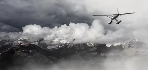 Abwaschbare Fototapete Dunkelgrau Einmotoriges Wasserflugzeug, das über die Rocky Mountain-Landschaft fliegt. Abenteuerkomposit. 3D-Rendering-Ebene. Lufthintergrund aus British Columbia in der Nähe von Vancouver, Kanada. Dunkle Stimmung