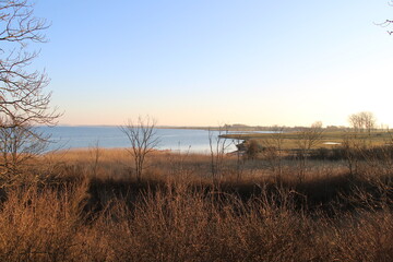 Blick vom Schlosswall auf den Kirchsee nahe des Hafens von Kirchdorf auf der Ostseeinsel Poel (View of the Kirchsee lake, Poel island | Sonnenuntergang in der Bucht mit Wasservögeln (dusk with birds)