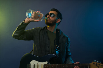 Obraz premium Musician with a drinking problem