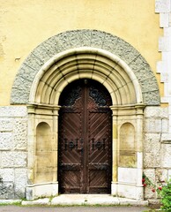 Fototapeta na wymiar Castle old wooden door