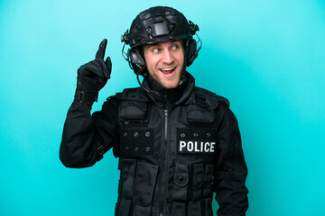 SWAT caucasian man isolated on blue background intending to realizes the solution while lifting a finger up