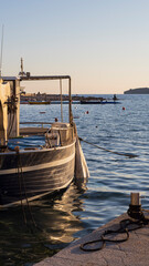 Obraz premium a fishing boat is tied to the marina