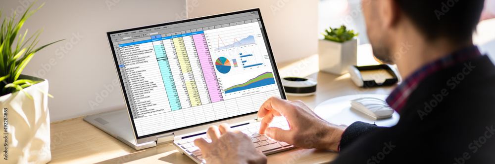 Aufkleber man working with electronic spreadsheet reports