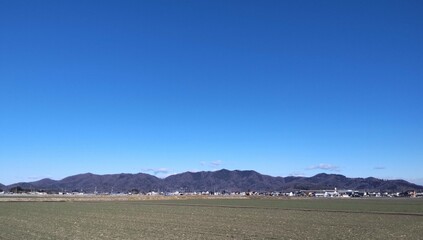 日本の栃木県栃木市の山々と青空