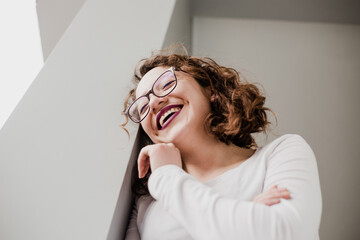 Retrato de una mujer con lentes. Mujer con lentes sonriendo.