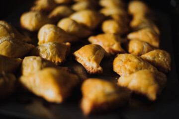 Empanadas recién salidas del horno. Concepto de Pastelería y Panaderías.