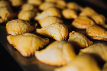 Empanadas recién salidas del horno. Concepto de Pastelería y Panaderías.