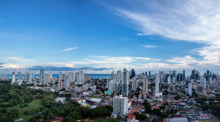 Fototapeta na wymiar Vista panorámica de san francisco y Parque Omar en ciudad de Panamá
