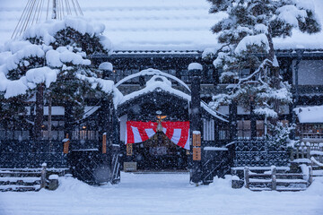 Naklejka premium 飛騨高山 雪の古い町並 