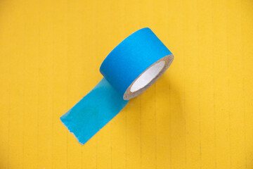 マスキングテープと黄色い段ボール