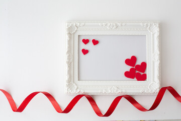 白い背景の上に額縁、赤ハート