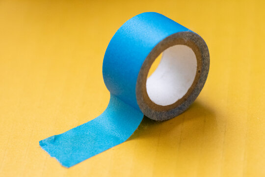 黄色いダンボールに貼った青いマスキングテープ