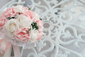 透明ガラステーブルの上に造花がある