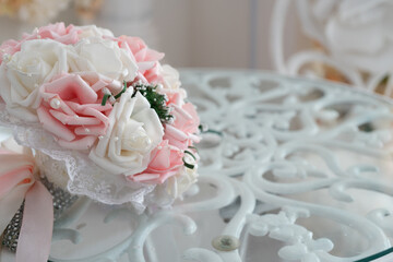 透明ガラステーブルの上に造花がある