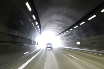 高速道路　トンネルから出口へ