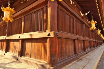 日本・京都　神社の建物　気の壁