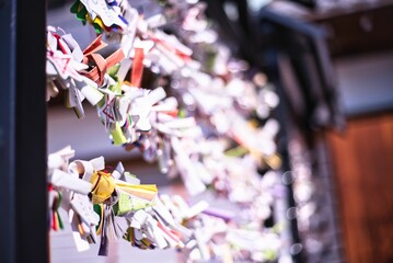 日本・京都　神社のカラフルなおみくじ