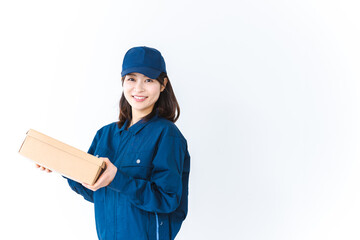 荷物をデリバリーする女性