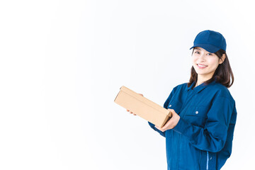 荷物をデリバリーする女性