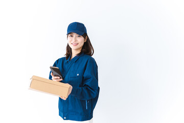荷物をデリバリーする女性