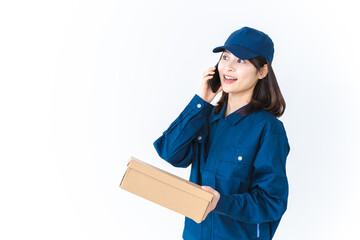 荷物をデリバリーする女性