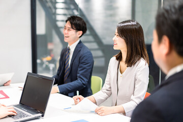 会議の進行をする若いビジネスパーソン