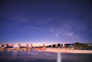 天の川と金星、朝日の昇る海の風景