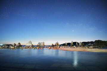 天の川と金星、朝日の昇る海の風景