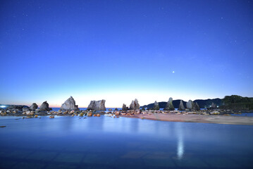 天の川と金星、朝日の昇る海の風景