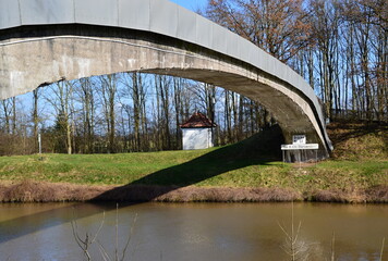 Brücke am Wehr des Fluss Weser in Dörverden, Niedersachsen